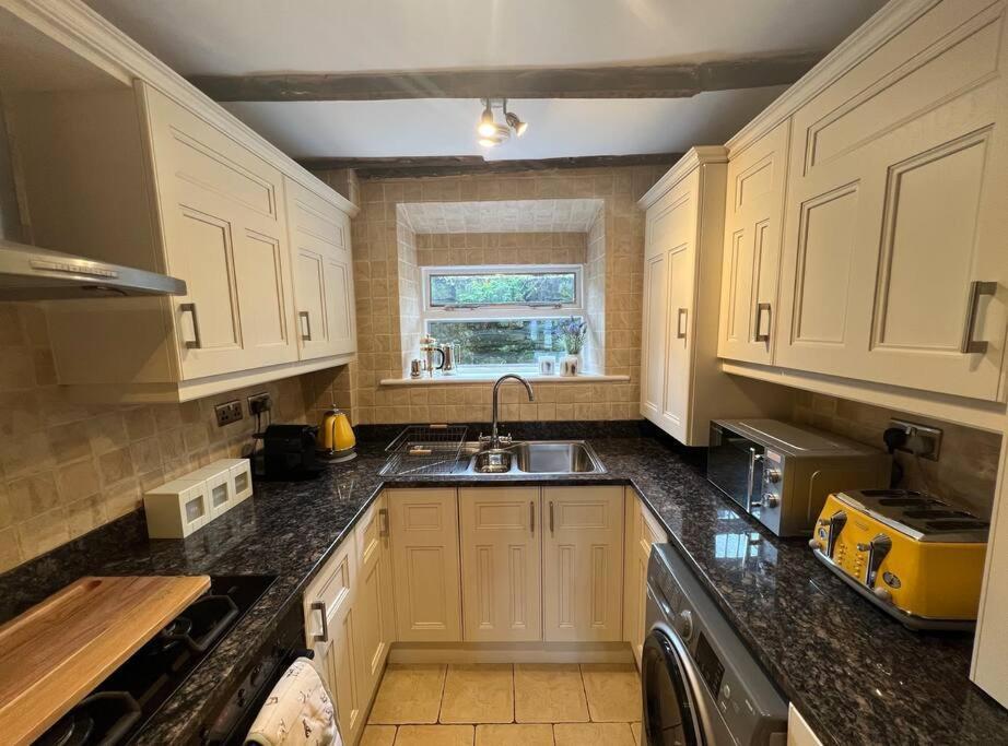 17Th Century Cottage With Hidden Garden Steeton Extérieur photo