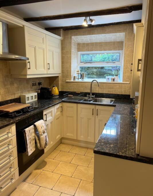 17Th Century Cottage With Hidden Garden Steeton Extérieur photo